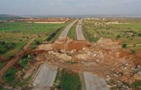 شاهد..الجماعات المسلحة تقطع اوصال طريق حلب-اللاذقية