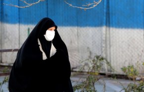 شاهد... جدل في جدة حول سقوط متكرر لامرأة مشتبهة بكورونا