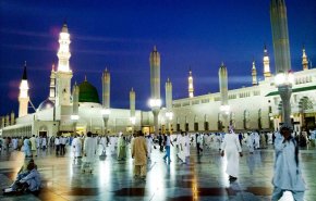 شاهد.. 'شاب يسجد لفتاة' أمام مسجد في السعودية!