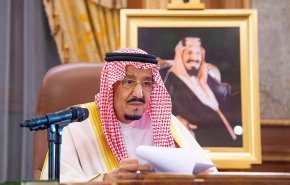 كورونا ينزل الملك السعودي من على الشجرة