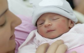 فيديو مؤثر.. سيدة لم تفكر سوى في إنقاذ رضيعها وهي تغرق