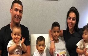 أطفال رونالدو يشاركون والدهم تحدي تعقيم اليدين.. فيديو