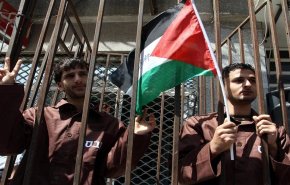 الأسرى الفلسطينيين يبدأون غدًا إغلاق الأقسام وإعادة وجبات الطعام
