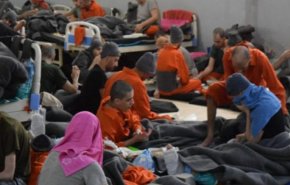 شاهد..سجناء داعش يسيطرون علی طابق في سجن بسوريا