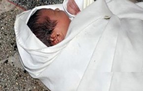 أم تعذب طفلتها الرضيعة بالماء الساخن!!