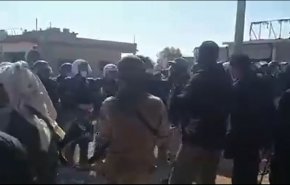 شاهد..القوات التركية تطلق النار وتفض اعتصاما على طريق الـ “M4” بادلب