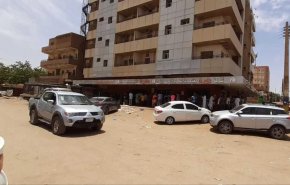أزمة الخبز والوقود والغاز تهزم حظر التجول في السودان