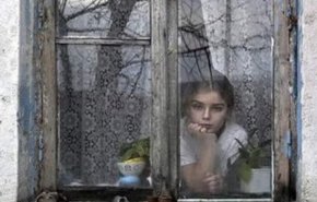 بالصورة.. وجه طفلة متوفية يظهر على زجاج نافذة والديها