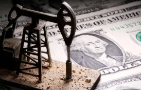 سعر العقود الآجلة لخام غرب تكساس الوسيط يهبط مرة أخرى لأقل من الصفر