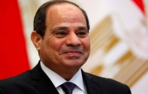 مزاح السيسي مع ضابط بالجيش يشعل وسائل التواصل (صورة)