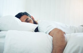 لماذا نرتعش في غفوتنا وكيف يمكن وقف الحركة أثناء النوم؟