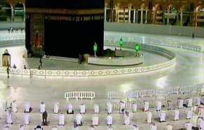 شاهد..السعودية تطبق التباعد بين المصلين بالحرم المكي