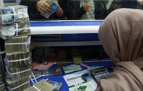 خبير اقتصادي يتوقع ان تلجأ الحكومة العراقية لخفض رواتب الموظفين