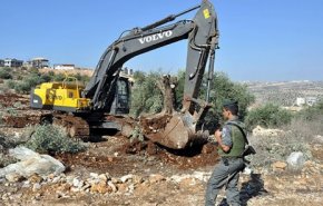 جرافات الاحتلال تجرف أراضي الفلسطينيين في نابلس