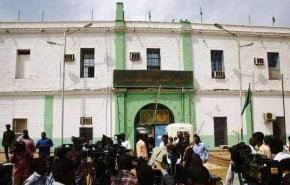 احتجاج لذوي رموز النظام السوداني السابق بعد تفشي كورونا في سجن كوبر