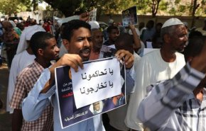 أمام سجن 'كوبر' بالخرطوم... احتجاج لأسر معتقلي نظام البشير