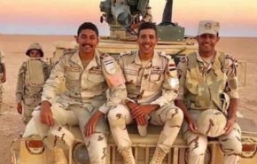 ما حقيقة تواجد ضابط جيش مصري ورفاقه في ليبيا؟ (صور)