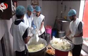 شاهد.. مطابخ مجانية خيرية باليمن في ظل حصار العدوان والوباء 