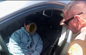 الشرطة توقف طفلا بالـ5 يقود سيارة على طريق سريع