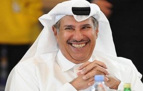 صورة.. حمد بن جاسم حلاق لابنه في زمن الكورونا 
