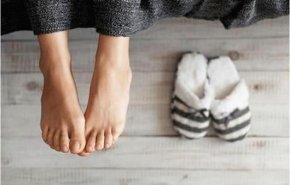 خبراء: إبقاء القدمين حافية في المنزل ضروري جدا للصحة