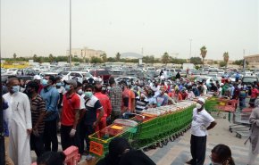 شاهد.. كويتيون يتحدون كورونا قبيل تنفيذ الحظر الشامل