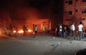 شاهد.. سخط شعبي في عدن من الاحتلال والمليشيات تقمع تظاهرة ضده