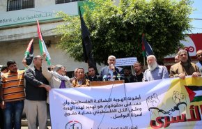 فلسطين.. وقفة حاشدة بغزة رفضًا لإغلاق البنوك حسابات الأسرى
