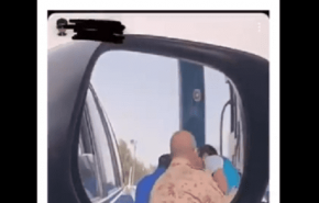 شاهد.. كويتي يعتدي بالضرب على وافد ويثير موجة غضب