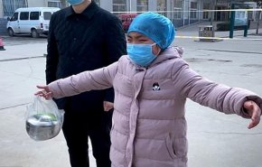 شاهد..العناق بطعم جديد في زمن كورونا