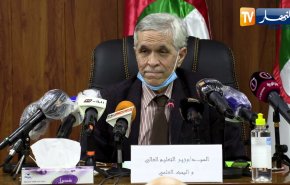 شاهد..وزير جزائري ينجو من 'سقوط لوح' من السقف
