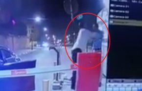 بالفيديو.. ممثل مصري شهیر يعتدي على عنصر أمن يشعل جدلا