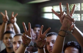 الاحتلال يجمد القرار العسكري بحق البنوك الفلسطينية التي تتعامل مع الأسرى