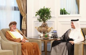 بعد الرسالة الشفوية.. هذا ما دار بين  سلطان عُمان وأمير قطر!
