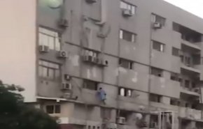 هروب مصري مصاب بكورونا عبر أنابيب الصرف الصحي! (فيديو)