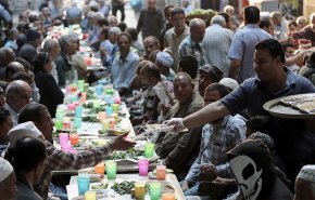 قفزة في الاصابات بكورونا في مصر بسبب الافطار الجماعي