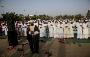 بالصور.. أكبر انتهاك للحظر الصحي في دولة عربية لأداء صلاة العيد