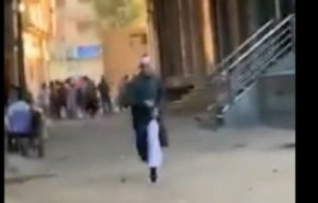 شاهد.. إمام مسجد مصري يفر من الشرطة!