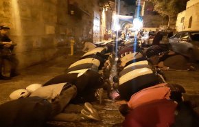 المقدسيون يؤدون صلاة الفجر على أبواب الأقصى
