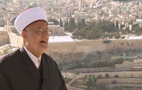 الإحتلال يعتقل خطيب الأقصى ويمنع المصلين الوصول اليه