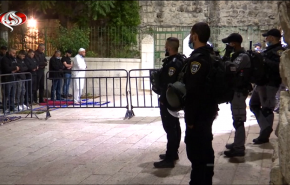 شاهد.. المئات من الفلسطينيين يؤدون الصلاة امام بوابات المسجد الاقصى 