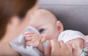 دراسات جديدة تكشف أمرا خطيرا.. كورونا ينتقل عن طريق حليب الام!
