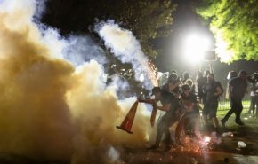 فيديو.. الشرطة الاميركية تستخدم كميات كبيرة من الغاز المسيل للدموع