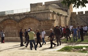 عشرات المستوطنين يقتحمون الأقصى والاحتلال يعتقل موظف أوقاف