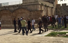 عشرات المستوطنين يقتحمون الأقصى والاحتلال يبعد موظف أوقاف