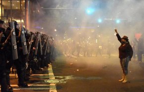 الاميركيون يتحدون حظر التجوال وحكام الولايات ينتقدون ترامب
