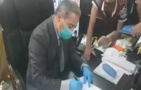 بالفيديو: الصحة العراقية تستنكر اجبار محتجين لمسؤول على الاستقالة