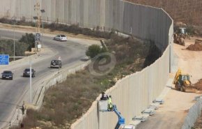 الجيش الإسرائيلي يتفقد الطريق العسكري خلف الجدار العازل جنوب لبنان