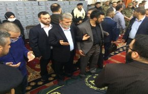 بالصور.. زياد نخالة یلقي نظرة الوداع على جثمان الراحل رمضان شلح 
