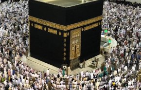 شاهد.. رجل سوداني يزعم ظهور 'الكعبة' في بيته!